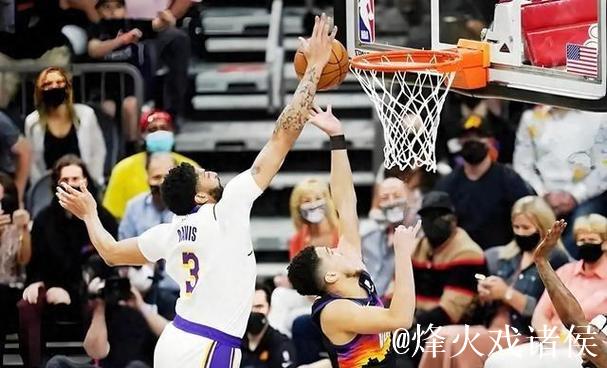 弗拉格与戴维斯二人转配合，空切接助攻上篮打进